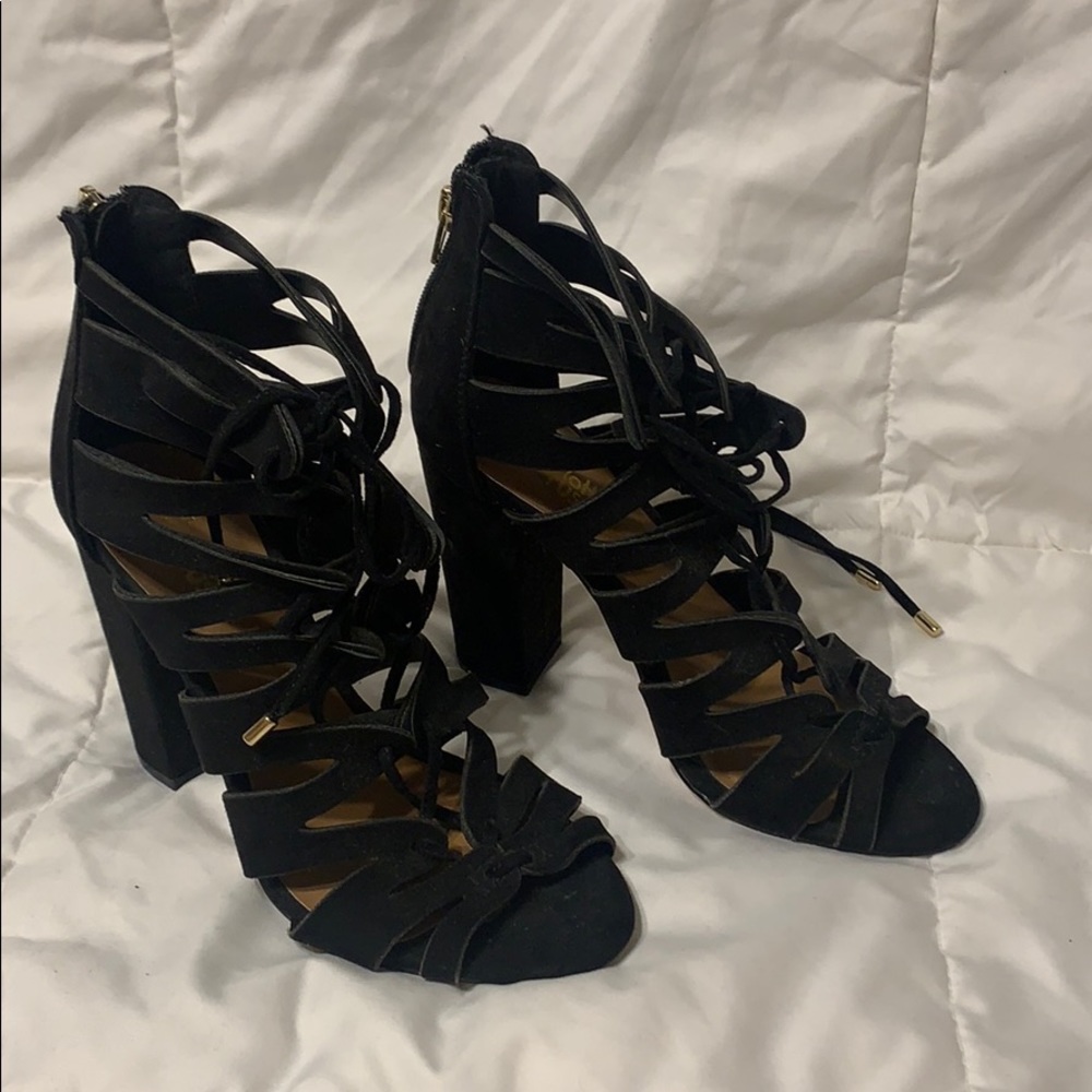 BLACK STRAP BLOCK HEELS WITH TIE STRING.